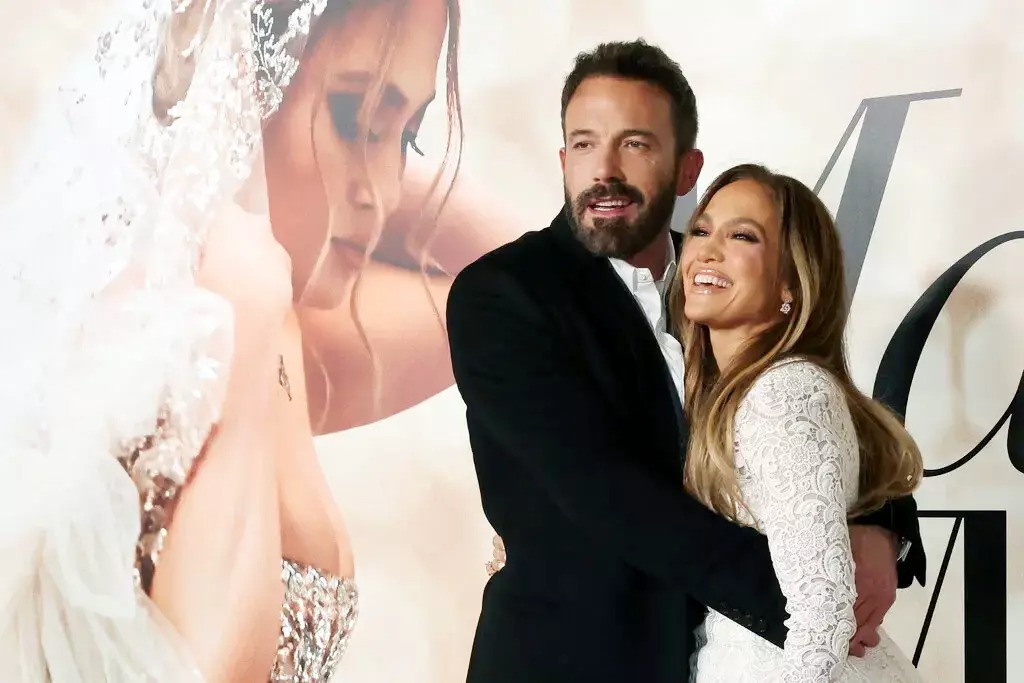 Jennifer Lopez và Ben Affleck tái hợp năm ngoái và đính hôn tháng 4/2022. 