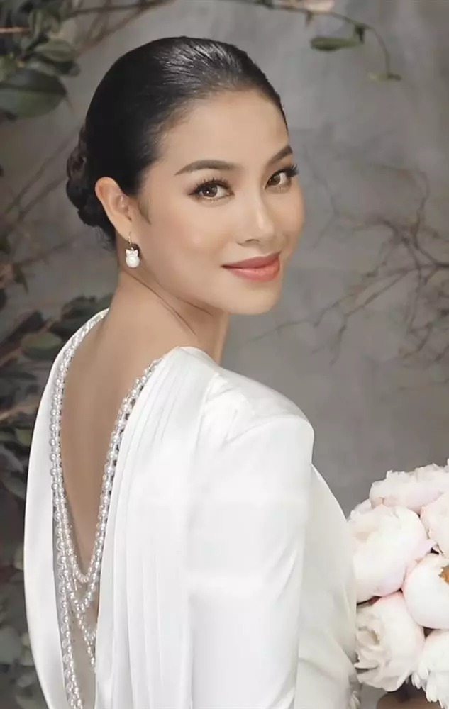 Cận cảnh visual cùng body chuẩn của bà mẹ 2 con. 