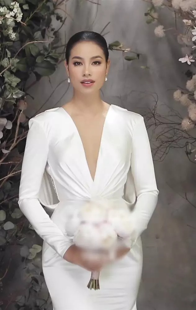 Bộ váy làm từ chất liệu satin màu trắng kem nhập từ Pháp, thực hiện bằng kỹ thuật drapping, tôn đường cong, toát lên vẻ sang trọng.