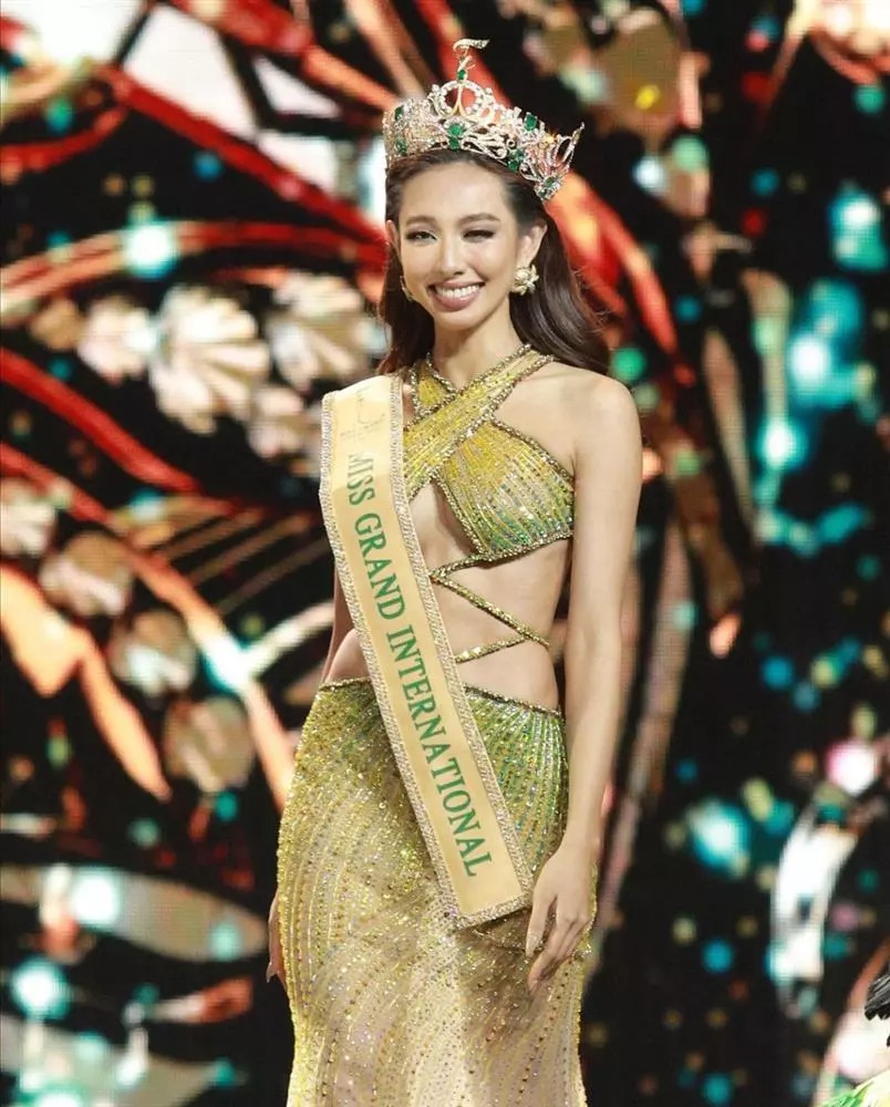 Người thứ 2 mang về vương miện trong BIG 6 là Thùy Tiên. Cô đăng quang Miss Grand International - Hoa hậu Hòa bình Quốc tế 2021 - trên đất Thái Lan.