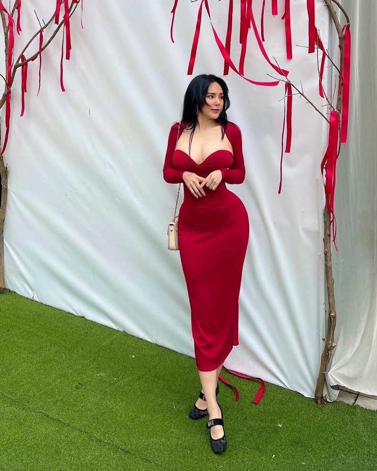 Không chỉ làm rung động trái tim bao chàng trai, mà ngay cả chị em phụ nữ cũng trầm trồ ngưỡng mộ, không thể rời mắt mỗi khi gái xinh 9x xuất hiện.