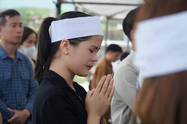 Ngọc Anh bật khóc trong tang lễ của ba - cố NS Giang Còi