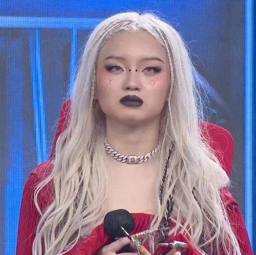 Tuy nhiên khi livestream, biểu cảm của Kellie có phần sinh động, dễ gần hơn chứ không phải lạnh lùng girl như netizen thường thấy.