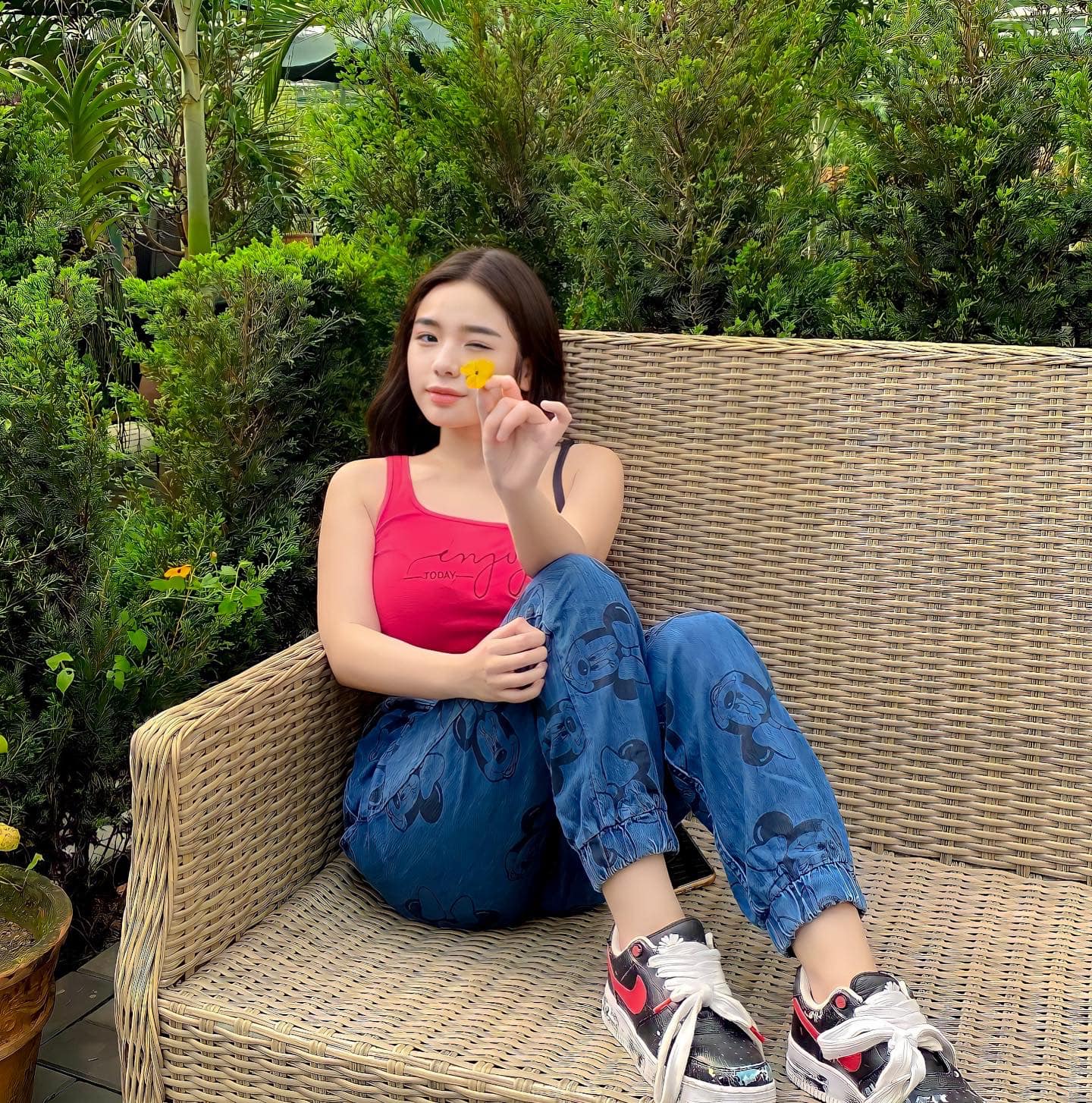 Ngoài ra, mỗi ngày, Thiên Di còn chú trọng bổ sung nước đầy đủ và 3 ly nước ép trái cây như nho, táo, ổi, xoài, cà rốt. Ngoài ra, cô còn có thói quen uống sữa đậu nành vào buổi sáng sớm, giúp vòng 1 tăng size hiệu quả.