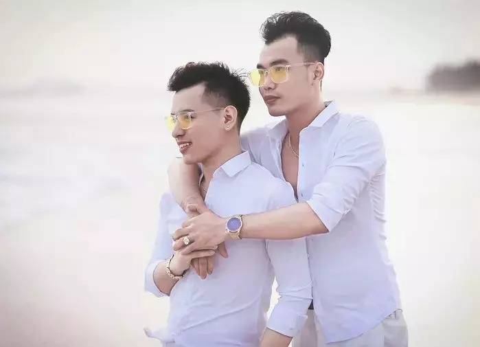 Cũng là đồng tính nhưng bộ ảnh cùng chuyện tình của hai chàng trai Nhật Thuận và Minh Phúc trước đó lại nhận được ủng hộ của mọi người.