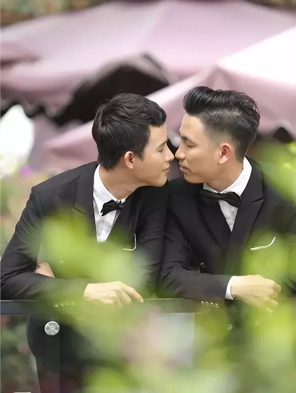 Cặp đôi Minh Khá (SN 1995) và Cao Giang (SN 1991) đến từ Kiên Giang cũng nhận được sự quan tâm cực lớn. Từ câu chuyện của mình, Khá muốn nhắn nhủ đến các bạn thuộc cộng đồng LGBT: 