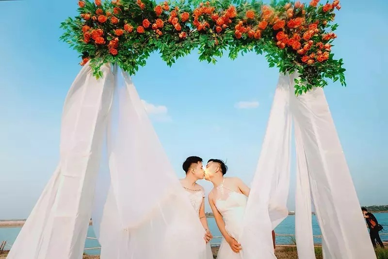 Cặp đồng tính nam khiến mạng xã hội 