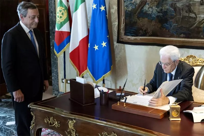 Tổng thống Italia Sergio Mattarella (phải) ký quyết định giải tán quốc hội, kích hoạt bầu cử sớm sau khi Thủ tướng Mario Draghi (trái) xin từ chức. Ảnh: Văn phòng báo chí Quirinale