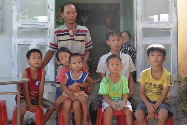 Anh Thùy bên 6 con thơ