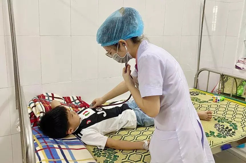 Điều trị cho bệnh nhi viêm màng não tại Hà Tĩnh năm 2021. Ảnh: Thiện Lương