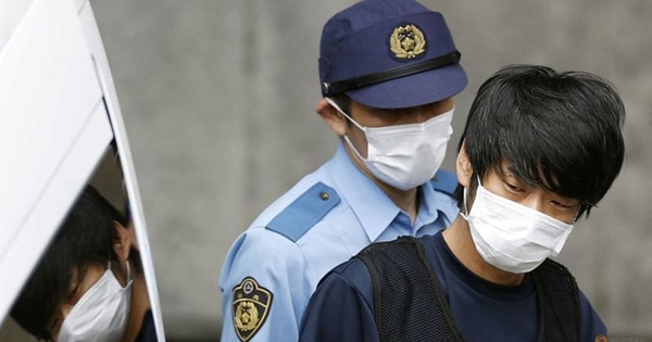 Yamagami bị cảnh sát áp giải hôm 10-7. Ảnh: Kyodo News