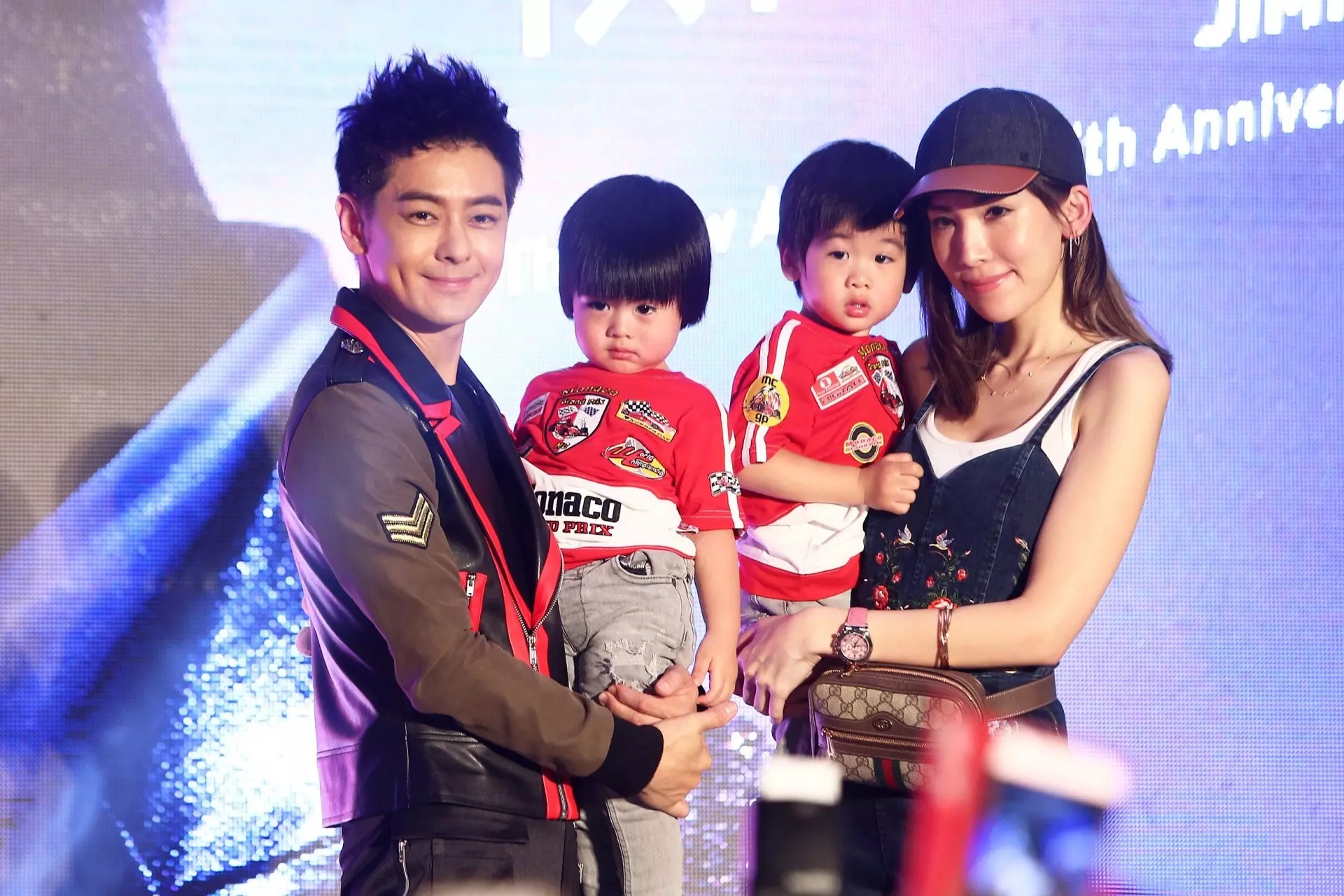 Vợ Lâm Chí Dĩnh túc trực bên giường bệnh chăm chồng. 