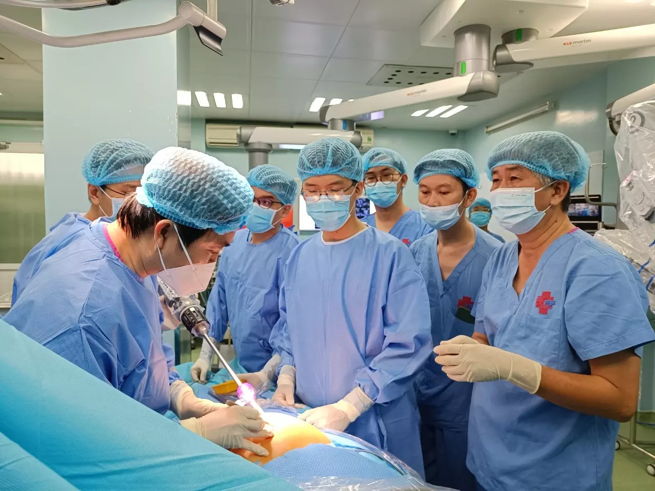 Ê-kip phẫu thuật cho bệnh nhân M.V.T. 