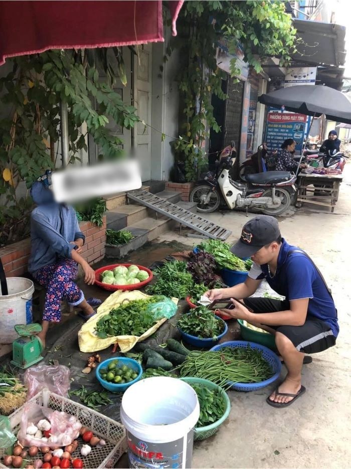  Thanh niên kì kèo, mặc cả bó rau 3 nghìn đồng xuống còn 2 nghìn đồng. (Ảnh: FB Beatvn)