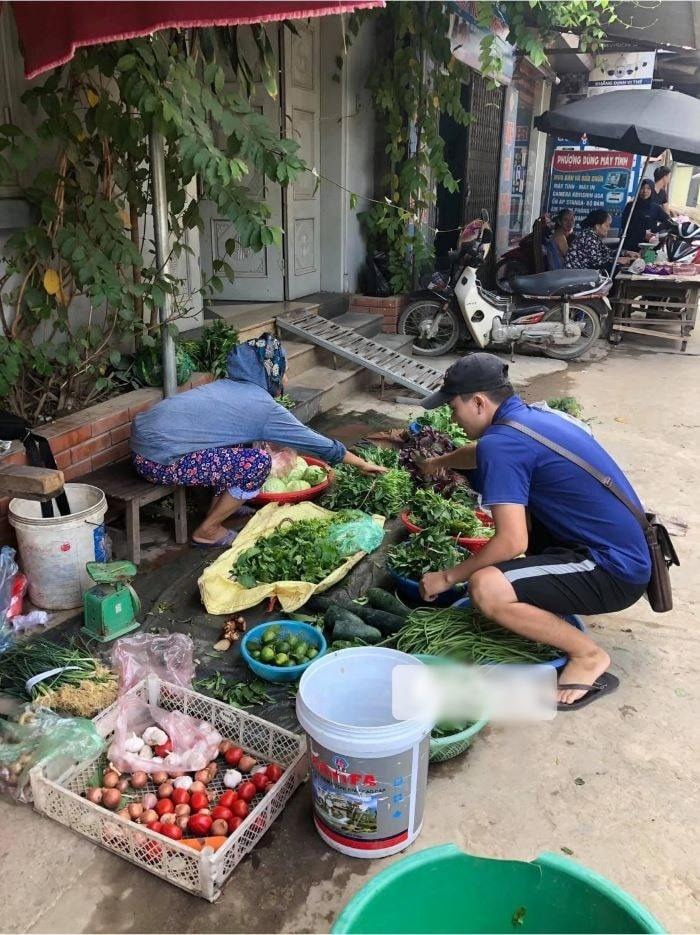 Thì ra thanh niên chỉ được phát đúng 25 nghìn đồng để đi chợ. (Ảnh: FB Beatvn)