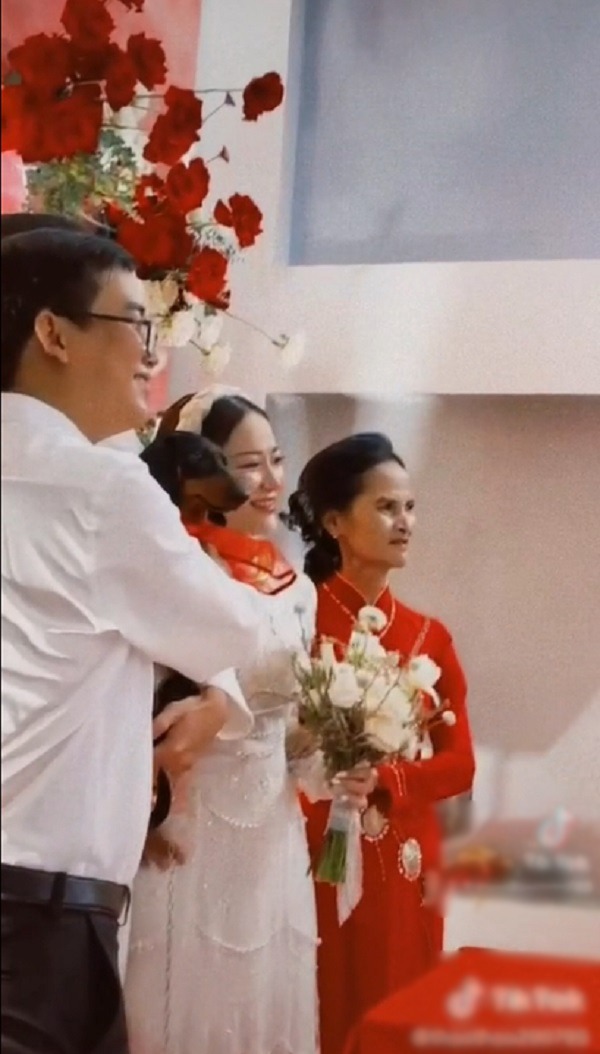  Người mẹ nuốt nước mắt vào trong để lo chu toàn cho hôn lễ của con gái. (Ảnh: Cắt từ TikTok L.T.T)