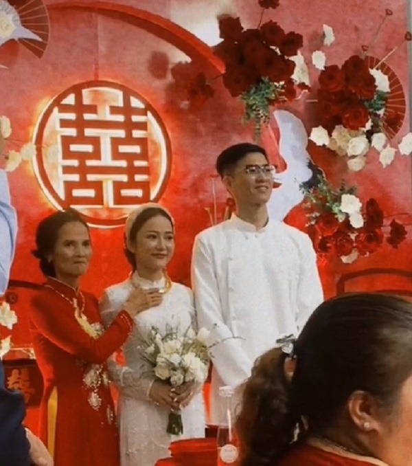  Cô dâu nén đau thương để hoàn thành xong lễ cưới. (Ảnh: Cắt từ TikTok L.T.T)