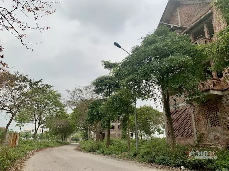 Nhiều ý kiến cho rằng, mức giá 50 - 60 triệu đồng/m2 đất ở Mê Linh cao so với mặt bằng chung, có thể chưa phản ánh đúng bản chất (Ảnh: Nhiều dự án bất động sản ở Mê Linh đang rơi vào tình trạng bỏ hoang, nhà đầu tư chôn vốn trong nhiều năm)