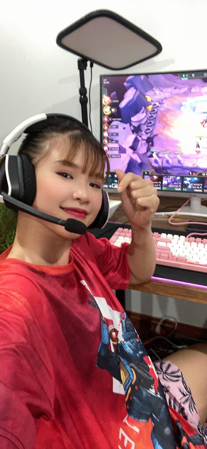 Khởi My bắt đầu chuyển hướng sang làm streamer và thường xuyên tương tác với khán giả