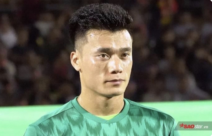 Từng là gương mặt đầy hứa hẹn và nổi tiếng bậc nhất của bóng đá Việt Nam, thủ môn Bùi Tiến mắc sai lầm liên tục và kéo lùi sự nghiệp.