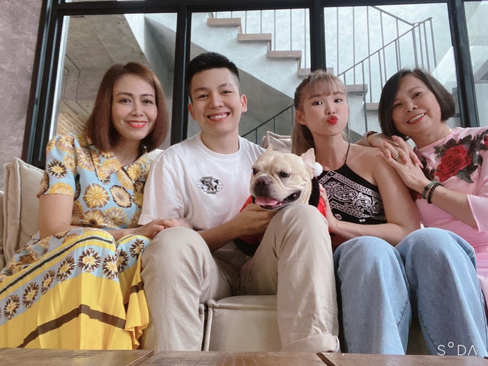 Mỗi khi có thời gian rảnh Khởi My và Kelvin Khánh đều giành thời gian cho người thân trong gia đình