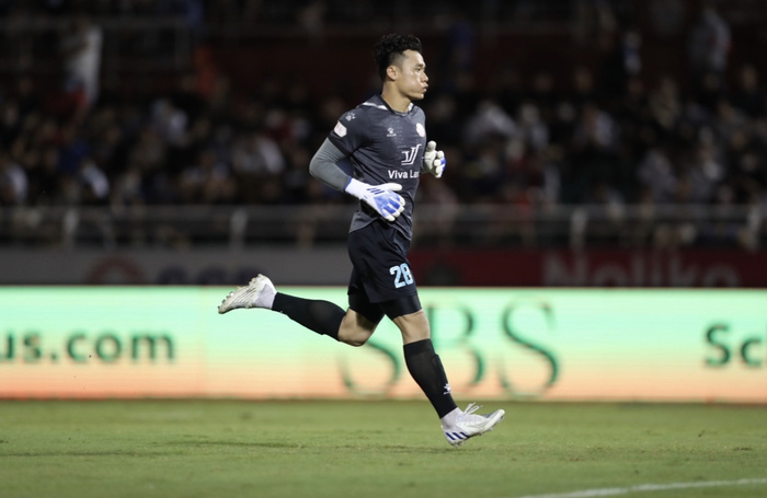 Thủ môn Bùi Tiến Dũng mắc sai lầm 2 lần trong 3 trận gần nhất ở V.League 2022. Ảnh: Đ.Đ