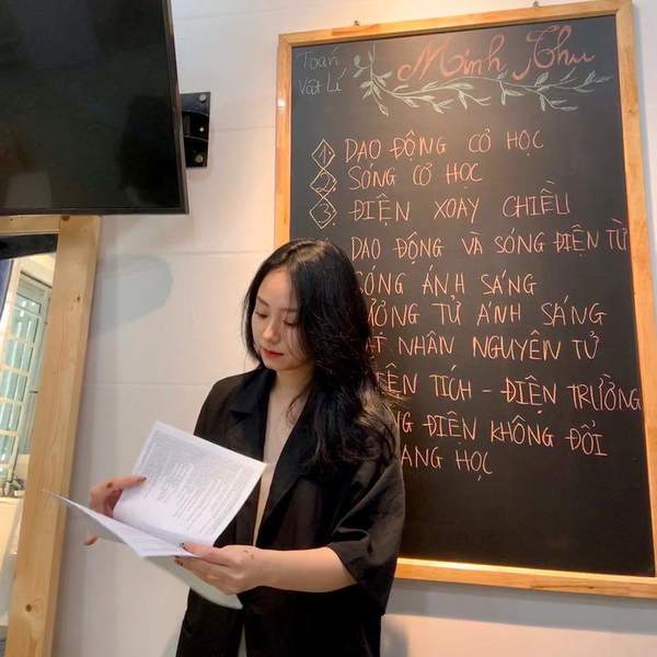 Hồi tháng 7/2021, Minh Thu là cái tên chiếm sóng MXH, với danh xưng tự nhận là cô giáo livestream “dạy Vật lý kiểu gen Z”.