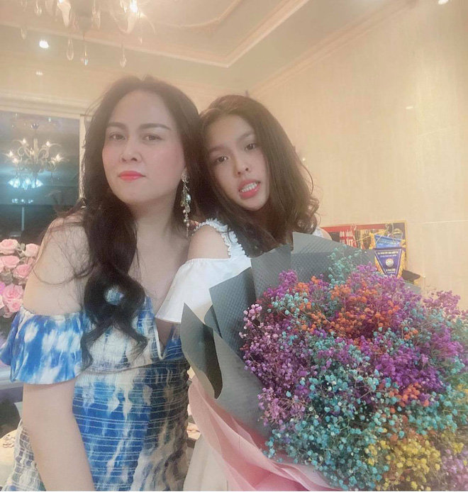 Con gái lớn của Phượng Chanel thường xuyên diện đồ hiệu của các thương hiệu thời trang lớn như Chanel, LV, D&G, Saint Laurent, Givenchy ...