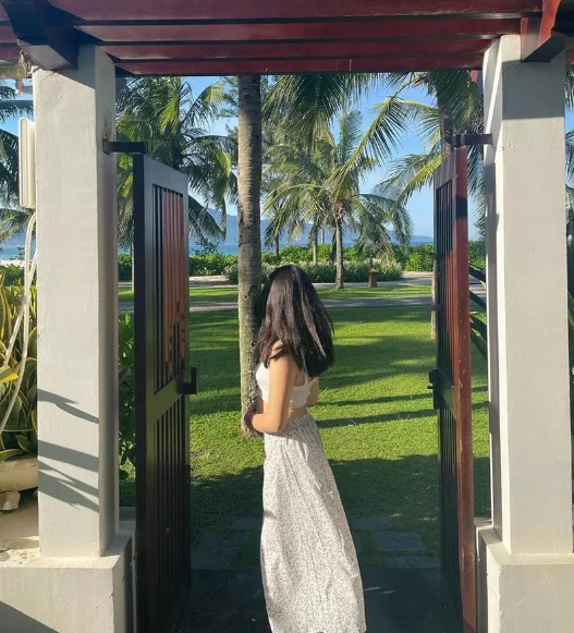 Cô bé sinh năm 2008 đã ra dáng thiếu nữ khi mặc croptop với chân váy hoa nhí.