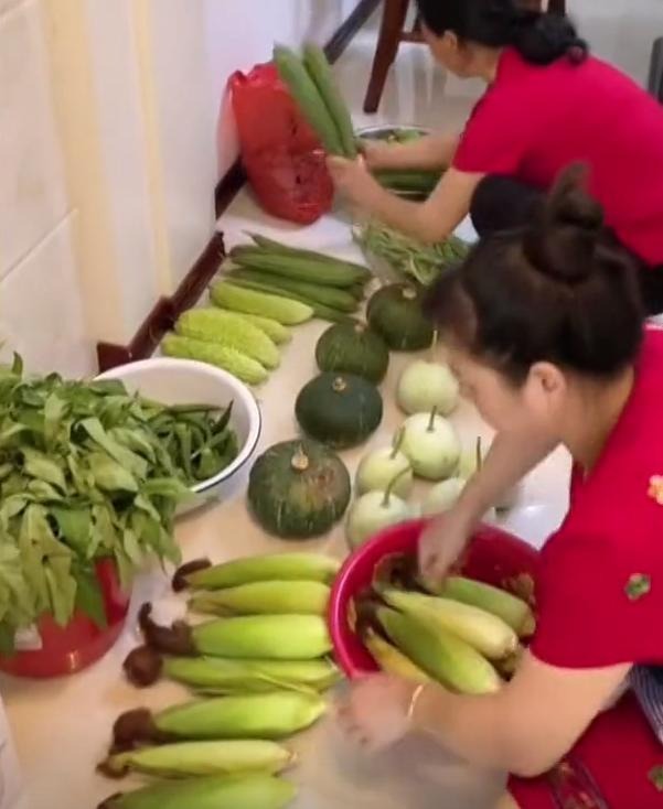  Ngay cả rau cũng phải là loại tươi, sạch nhất. (Ảnh: Chụp màn hình Douyin)