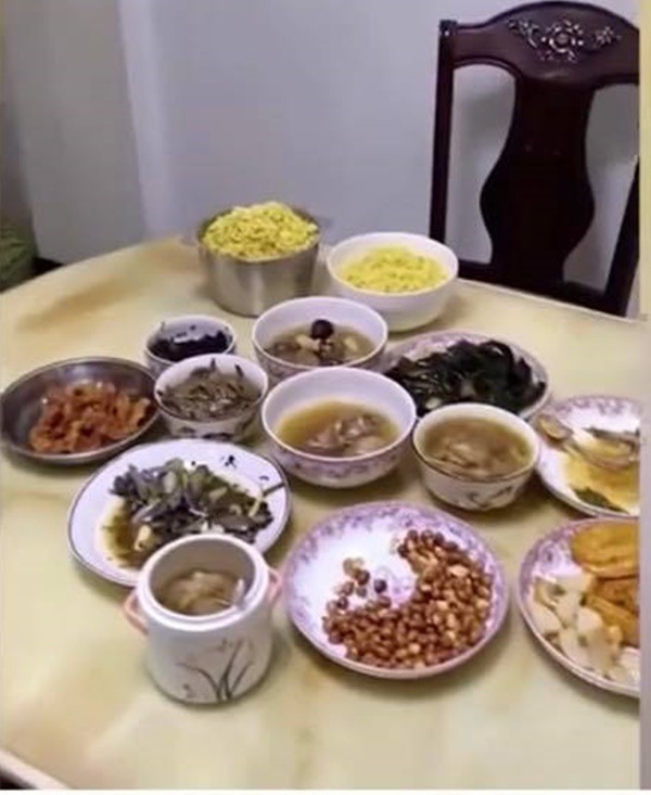  Một bàn thức ăn dinh dưỡng mà nàng dâu số hưởng được mẹ chồng chuẩn bị cho. (Ảnh: Chụp màn hình Douyin)