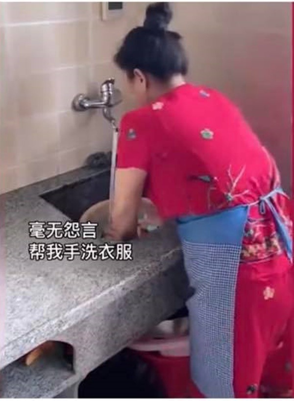  Từ giặt quần áo đến dọn dẹp nhà cửa, mẹ chồng đều thay con dâu đảm đương. (Ảnh: Chụp màn hình Douyin)