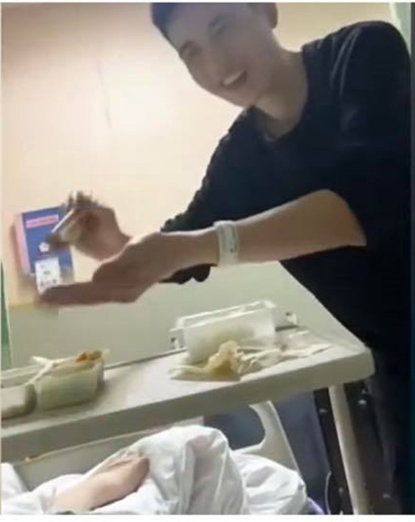  Anh chồng bón cơm tận miệng cho vợ sau khi sinh thai đôi. (Ảnh: Chụp màn hình Douyin)
