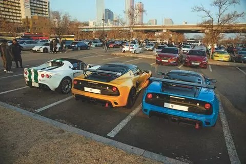 Những người đàn ông 20-30 tuổi ở Hàn Quốc khát khao sở hữu một chiếc xe sang.