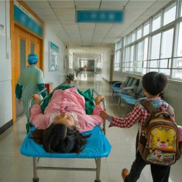  Trên vai còn đeo ba lô, Xiaolei vẫn phải đưa mẹ vào tận cửa cho yên tâm. (Ảnh: KKnews)