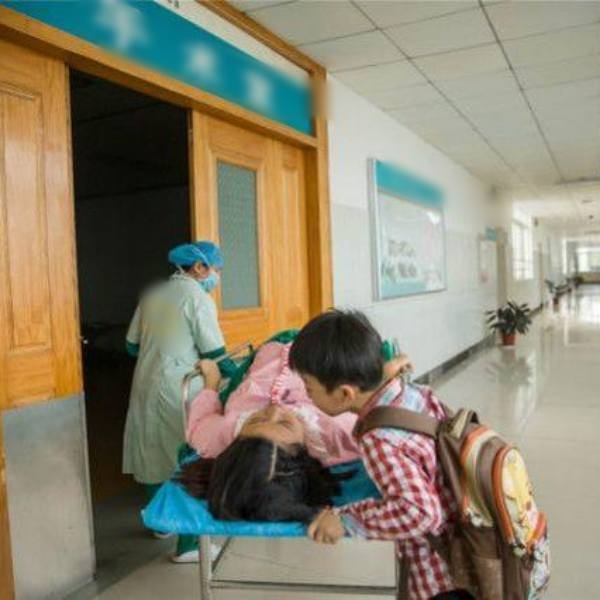  Trước khi mẹ vào phòng, cậu bé tặng mẹ một nụ hôn để cổ vũ tinh thần. (Ảnh: KKnews)