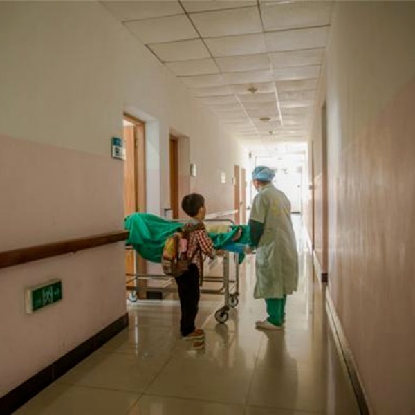  Cậu bé ân cần và hiểu chuyện hơn hẳn những người bạn đồng trang lứa. (Ảnh: KKnews)