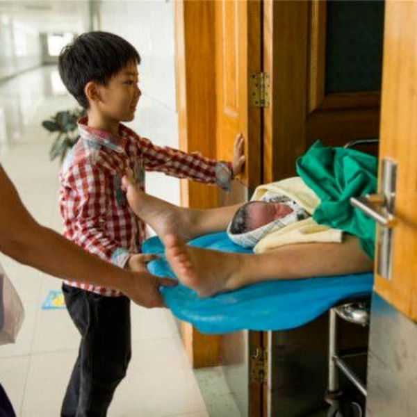  Xiaolei hạnh phúc khi được là người đầu tiên đón em bé. (Ảnh: KKnews)