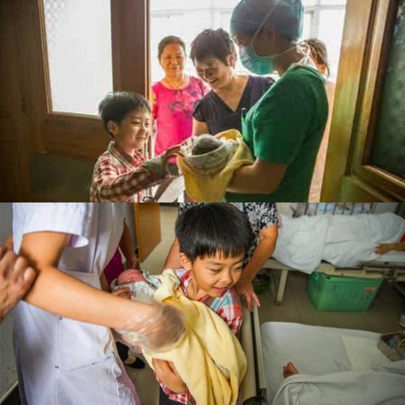  Dù chỉ mới 7 tuổi nhưng kĩ năng chăm và bế em của Xiaolei rất đáng khen. (Ảnh: KKnews)