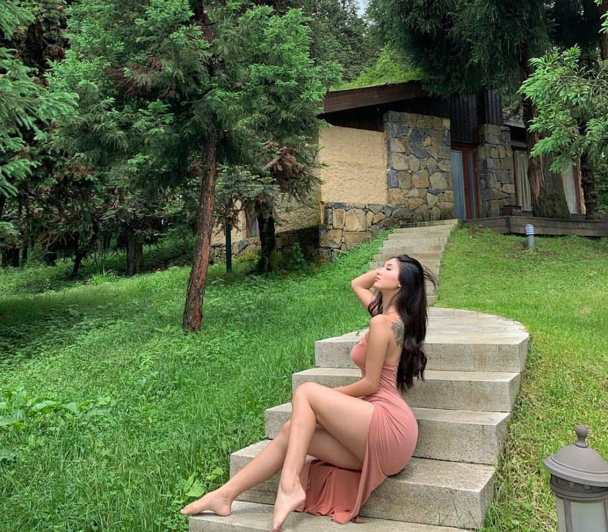 Để có vòng 3 chuẩn, Carina Sitong rất chăm chỉ luyện tập thể thao và xây dựng chế độ dinh dưỡng hợp lý.