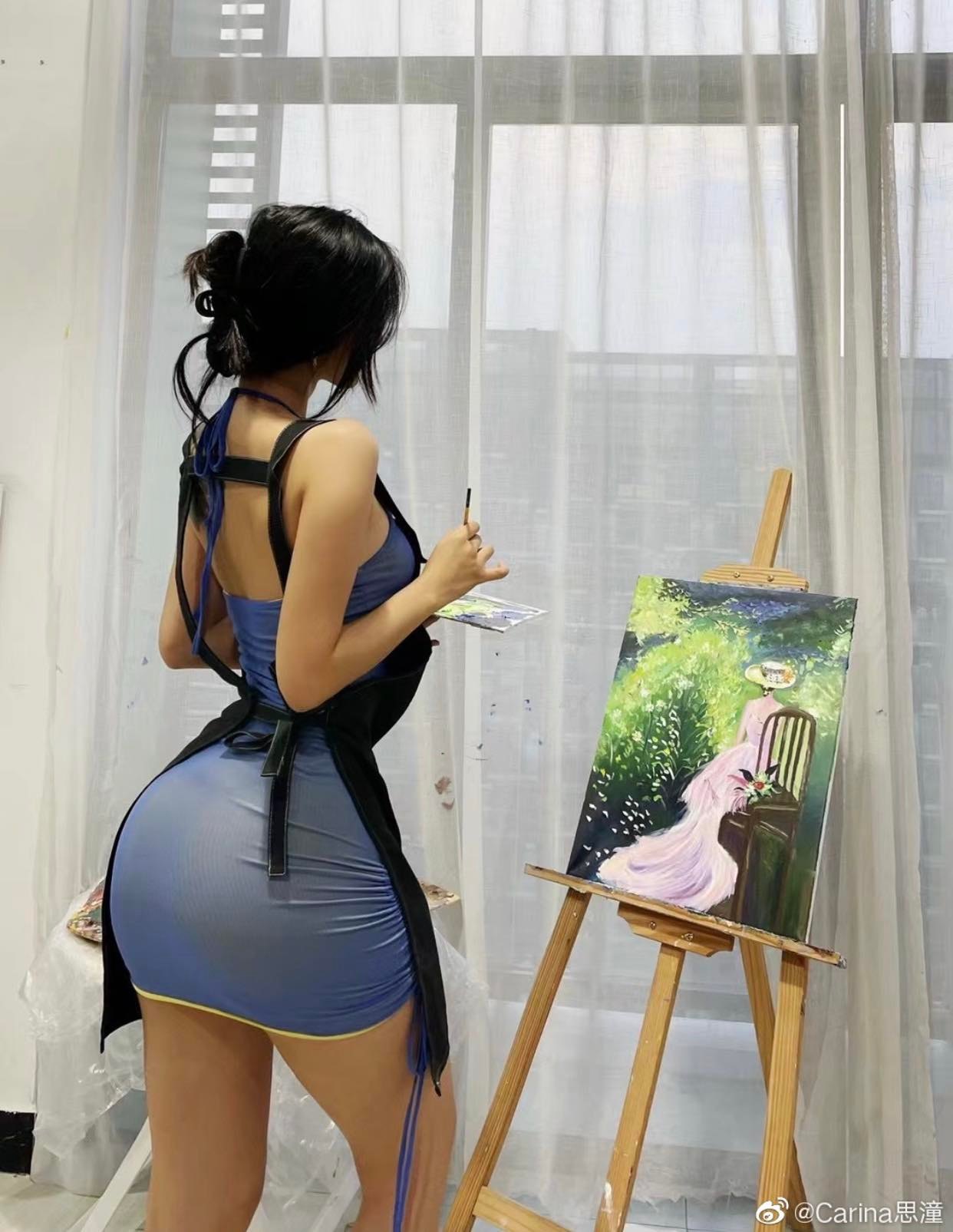 Những bức hình của nữ gymer Trung Quốc Carina Sitong diện trang phục gợi cảm khi vẽ tranh từng nhận được nhiều sự chú ý của cư dân mạng.