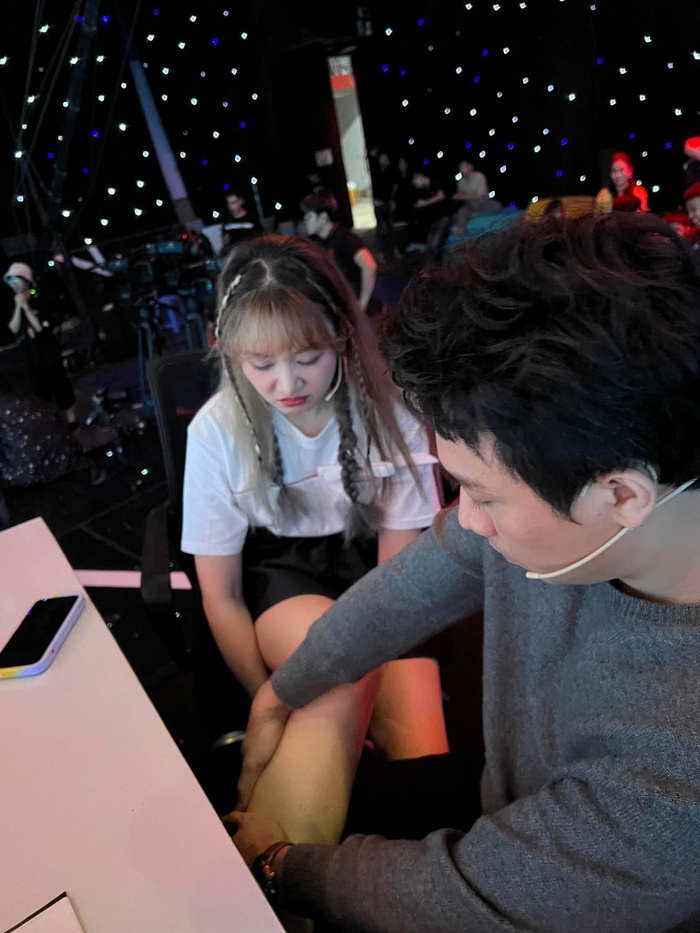 Nam Thư chia sẻ khoảnh khắc Trấn Thành tận tình chăm sóc Hari Won khi đi quay show.