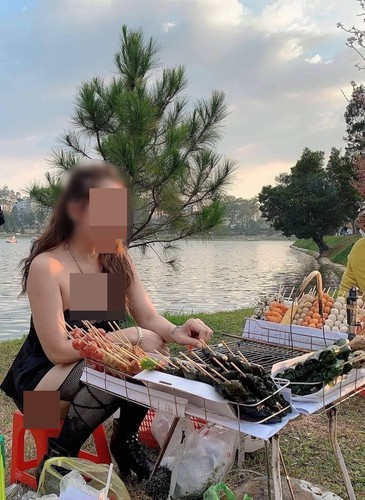 Trong ảnh, cô gái này diện bộ váy cúp ngực ngắn cũn cỡn cùng đôi tất lưới 