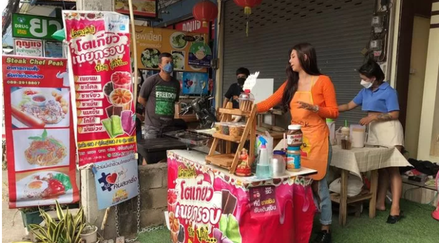 Theo Daily Star, gái xinh có tên Olive Aranya Apaiso, 23 tuổi, làm việc tại một quầy bán bánh pancake ở Chiang Mai, Thái Lan mới đây trở thành tâm điểm trên MXH khi ăn mặc hở hang đứng bán bánh.