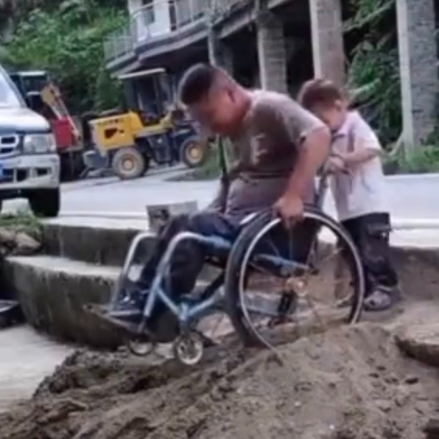  Dù còn nhỏ tuổi nhưng cậu bé đã rất hiểu chuyện, biết quan tâm bố. (Ảnh: Chụp màn hình Douyin)