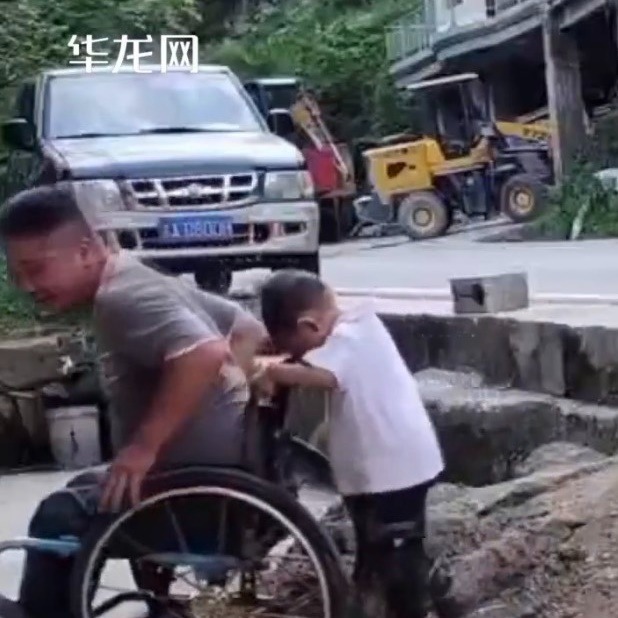  Chỉ khi xe đi đến đoạn đất phẳng, cậu bé mới chịu buông tay. (Ảnh: Chụp màn hình Douyin)