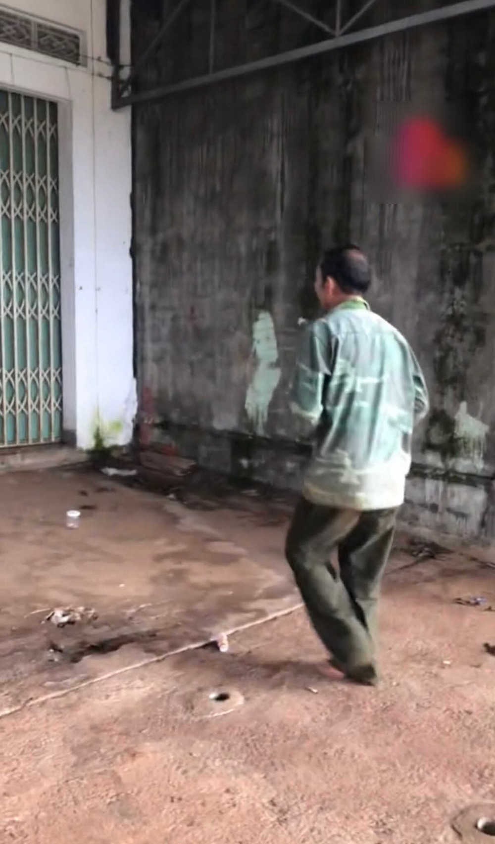  Ông chú lững thững mang chìa khóa tới cho nhóm bạn trẻ. (Ảnh: B.V)