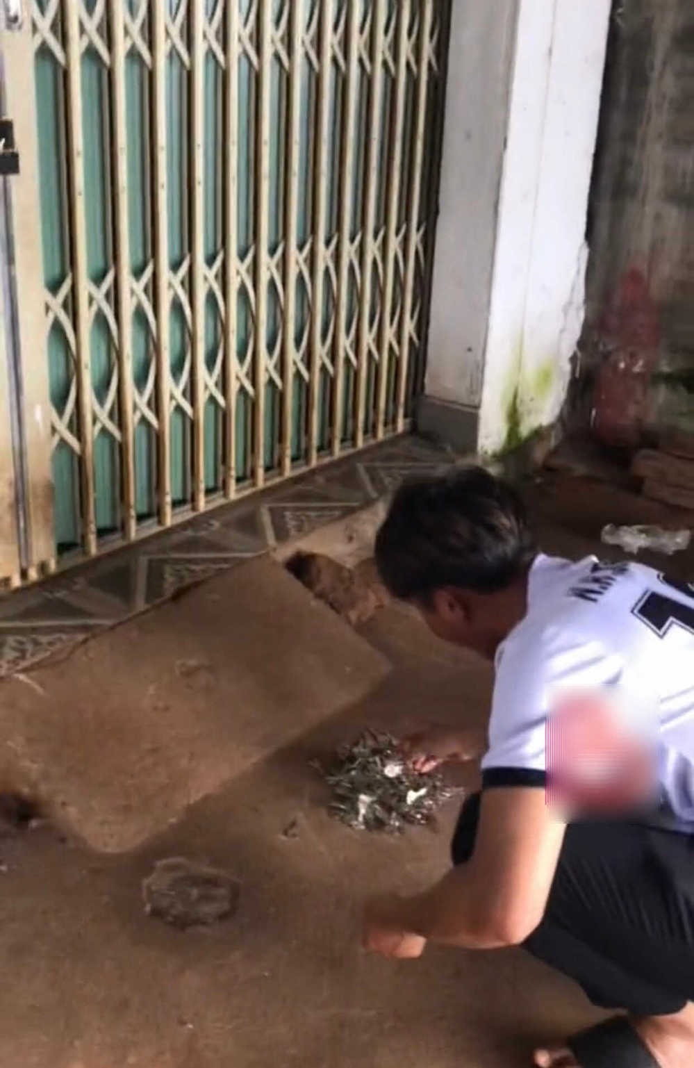  Các thanh niên phải tự tìm chìa khóa nhà vì ông chú không nhớ. (Ảnh: B.V)