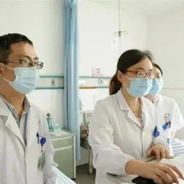  Các bác sĩ nghiên cứu kỹ hơn sau khi phát hiện điểm kỳ lạ. (Ảnh: NetEase News)