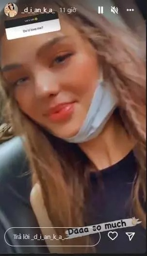 Cô cũng chẳng ngại show cận mặt.